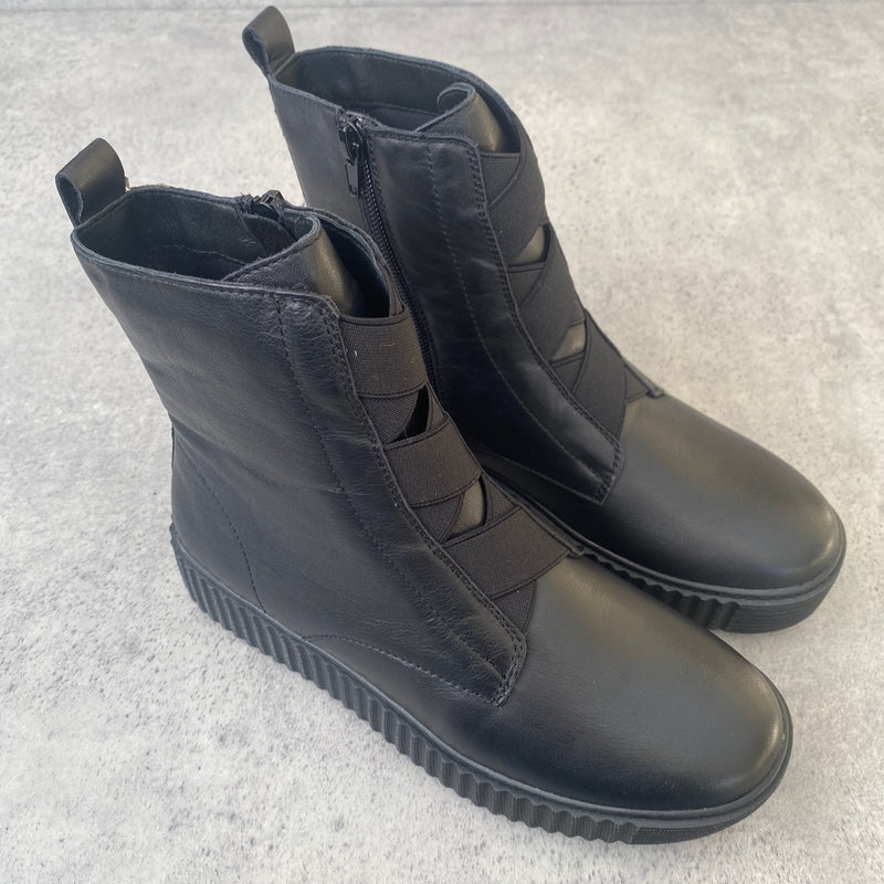 A&E Date BK - ONLINE ONLY, Size 37